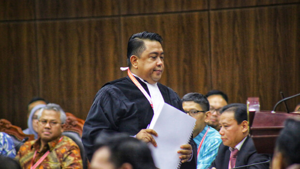 Ketua Tim Kuasa Hukum KPU, Ali Nurdin membacakan jawaban pada sidang lanjutan Perselisihan Hasil Pemilihan Umum (PHPU) Pemilihan Presiden 2019 di Mahkamah Konstitusi (MK), Jakarta, Selasa (18/6/2019).