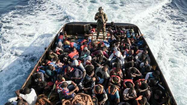 Seorang penjaga pantai Libia berjaga di atas kapal selama penyelamatan 147 imigran gelap yang berusaha mencapai Eropa di lepas pantai kota Zawiyah, 45 kilometer barat ibu kota Libia, Tripoli, pada 27 Juni 2017.