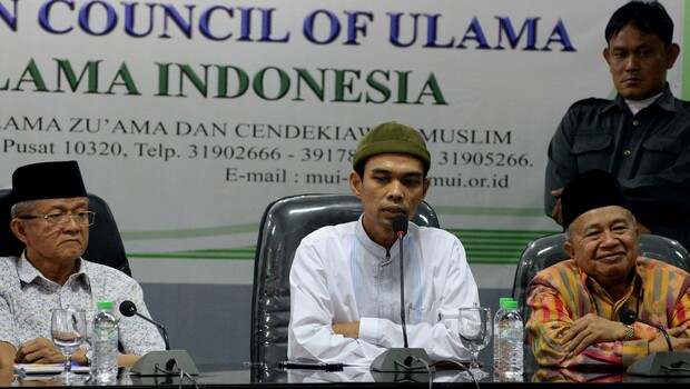 Ustaz Abdul Somad didampingi pengurus MUI memberikan keterangan kepada wartawan saat memenuhi undangan MUI di Jakarta, Rabu 21 Agustus 2019. 