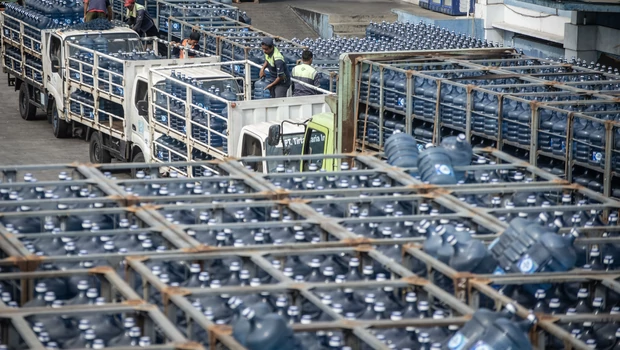 Pekerja memindahkan air minum dalam kemasan (AMDK) di pabrik air mineral kawasan Kalibata, Jakarta, Kamis, 22 Agustus 2019.