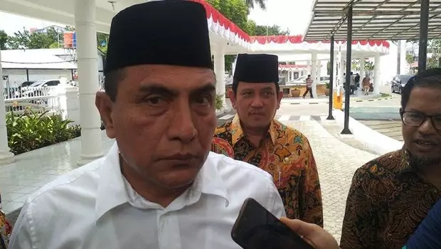Gubernur Sumut, Edy Rahmayadi, memberikan keterangan kepada wartawan usai melaksanakan salat di Masjid Agung Medan, Kamis (22/8/2019). 