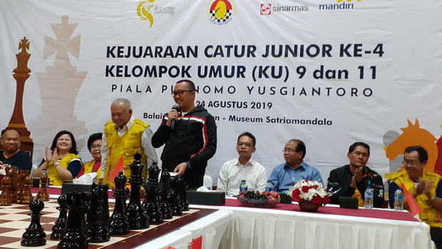 Menteri Pemuda dan Olahraga Imam Nahrawi (kanan, berdiri) didampingi Pembina PYC Prof Purnomo Yusgiantoro memberikan sambutan pada Kejuaraan Catur Junior Piala Purnomo Yusgiantoro ke-4 di Museum Satria Mandala, Jakarta Selatan, Sabtu (24/8/2019). 
