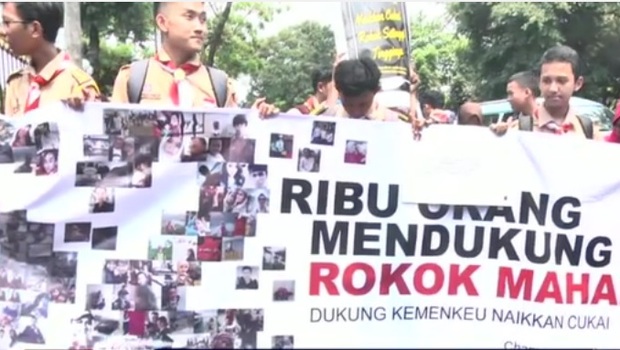 Puluhan anggota Pramuka melakukan aksi damai di depan Kantor Kementerian Keuangan RI, Jakarta Pusat, Jumat (20/9/2019).