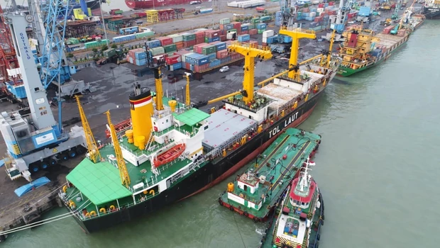 Kapal Tol Laut yang sedang melakukan muat barang di Pelabuhan Tanjung Perak Surabaya.