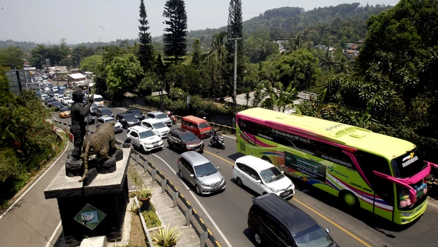 Jalan raya Puncak, Bogor, Jawa Barat.