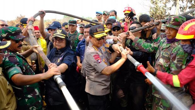 Menteri Lingkungan Hidup dan Kehutanan (LHK) Siti Nurbaya dibantu Kapolri Jend Pol Tito Karnavian (sekarang Menteri Dalam Negeri), saat ikut memadamkan kebakaran hutan dan lahan (karhutla) di Provinsi Riau, September 2019. 