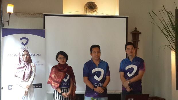 CEO ITMI dan co-founder Jovee, Natali Ardianto (tiga dari kiri) dan  CEO PT Indopasifik Medika Investama (IMI Group) John Kwari menjelaskan aplikasi memilih suplemen yang tepat, Jovee, di Jakarta, Kamis (14/11/2019)