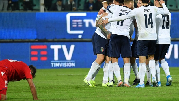 Selebrasi pemain Italia usai menjebol gawang Armenia di kualifikasi Piala Eropa 2020 di Palermo, Selasa, 19 November 2019.