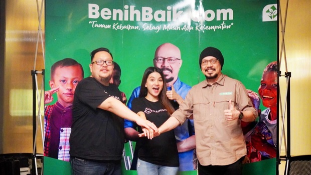 CEO MainGame.com, Anton Soeharyo (kiri) dan youtuber Ani Nurhayani bekerja sama dengan CEO BenihBaik.com, Andy F Noya, membuat Benihbaik Match, yang mengajak para gamers untuk beramal sambil bermain.