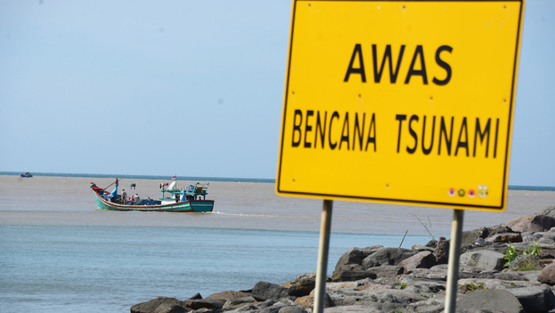 Rambu peringatan bahaya tsunami.