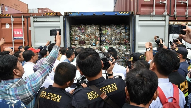 Sebanyak 70 kontainer sampah plastik impor dari Amerika Serikat, Inggris, dan Australia tiba di Tanjung Priok dan digeladah oleh Komisi IV DPR, Kamis (23/1/2020). 