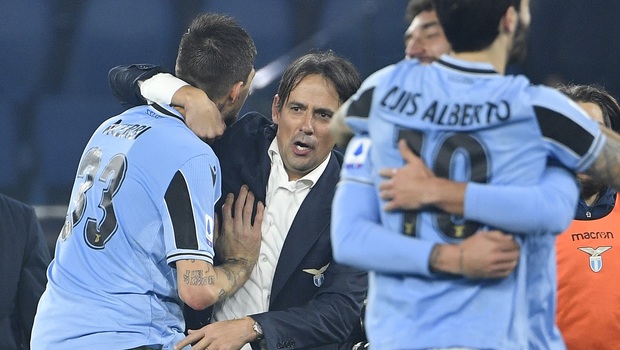 Pelatih Lazio, Simone Inzaghi (kedua kiri) menyambut para pemainnya setelah menang 2-1 atas tamunya, Inter dalam lanjutan Serie A, di Stadion Olimpico, Minggu, 16 Februari. 