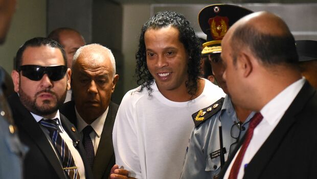 Mantan pemain Timnas Brasil dan Barcelona Ronaldinho (tengah) saat menjalani pemeriksaan terkait paspor palsu di Asuncion, Paraguay.