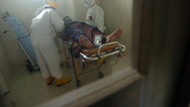 Ilustrasi penanganan pasien diduga terinfeksi virus 