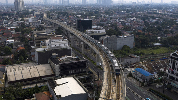 Rangkaian kereta MRT dan sejumlah kendaraan melintas di kawasan Fatmawati, Jakarta Selatan, Jumat (10/4/2020). Pemprov DKI Jakarta mulai memberlakukan Pembatasan Sosial Berskala Besar (PSBB) selama 14 hari dimulai pada 10 April hingga 23 April 2020. 