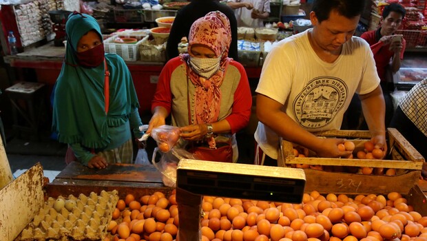 Pedagang melayani pembeli di sebuah pasar tradisional di Jakarta.