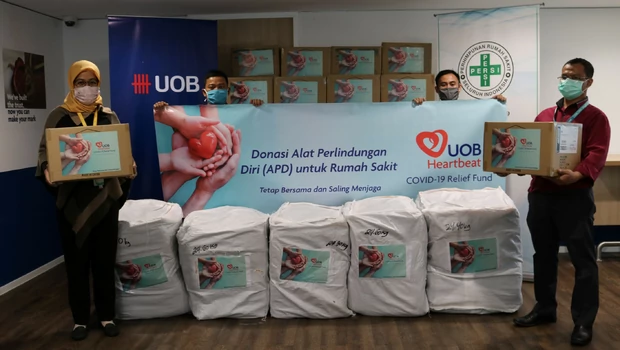 PT Bank UOB Indonesia menyerahkan bantuan berupa APD kepada Perhimpunan Rumah Sakit Indonesia (Persi) di Jakarta, Selasa (5/5/2020).
