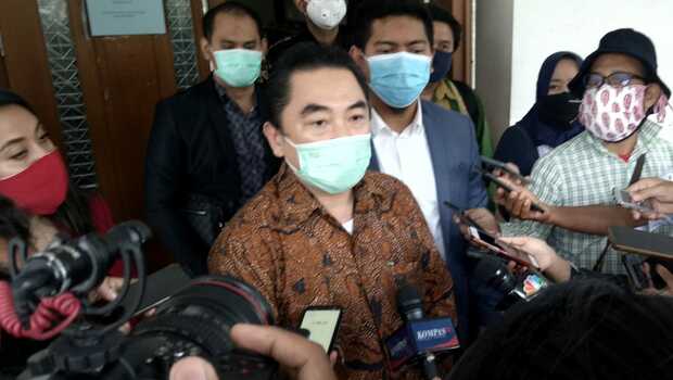 Dirut PT Karya Citra Nusantara, Widodo Setiadi didampingi kuasa  hukumnya Agus Trianto memberikan keterangan pers usai sidang PKPU di Pengadilan Niaga, Jakarta Pusat, Rabu (13/5/2020)