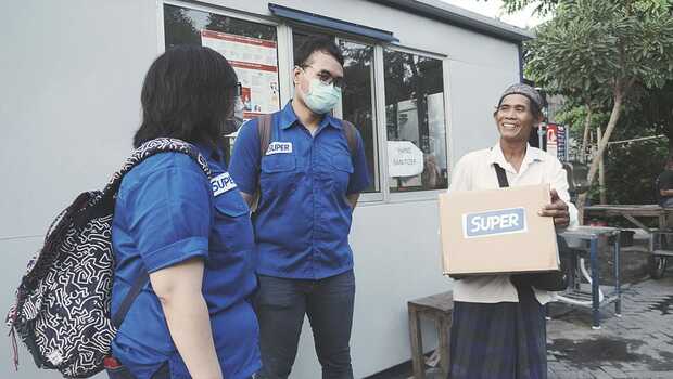 Penyaluran bantuan paket sembako kepada para PKL dan masyarakat kecil di wilayah Surabaya dan sekitarnya.
