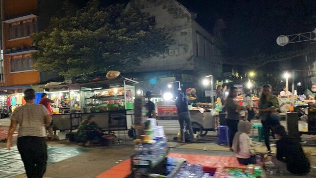 Penjual makanan di Kawasan Kota Tua, Tamansari, Jakarta Barat, Sabtu (23/5/2020) malam.