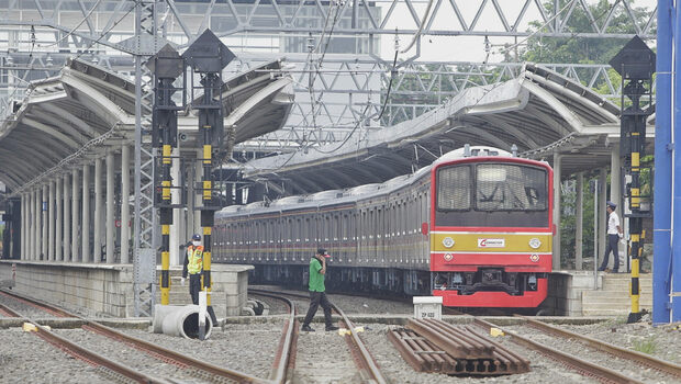 Suasana stasiun Jatinegara yang sepi dari penumpang di Jakarta, Senin (25/5/2020).