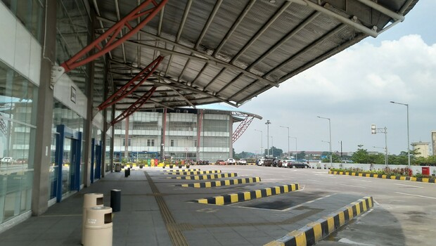 Suasana sepi di Terminal Bus Pulogebang, Jakarta Timur sejak pemberlakuan persyaratan calon penumpang harus memiliki surat ijin keluar masuk (SIKM), Rabu (27/5/2020)