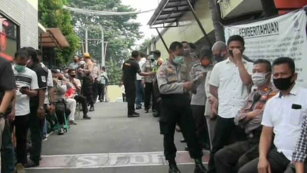 Rapid test berlangsung di Gedung Aula Atmani Polres Metro Depok. Sejak pagi para anggota rela mengantre.