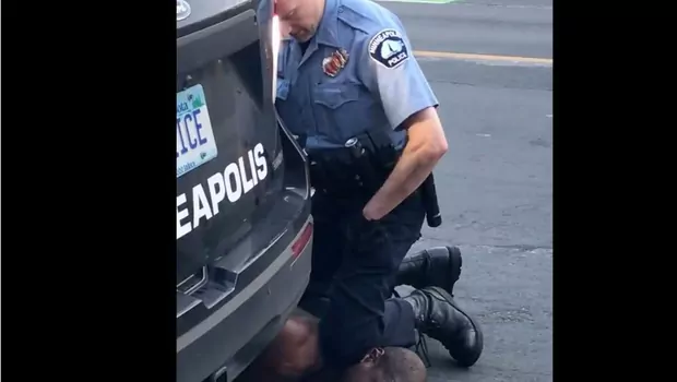 Dalam peristiwa 25 Mei 2020 yang terekam video, petugas polisi Minneapolis Derek Chauvin menindih George Floyd dengan lututnya hingga tewas.