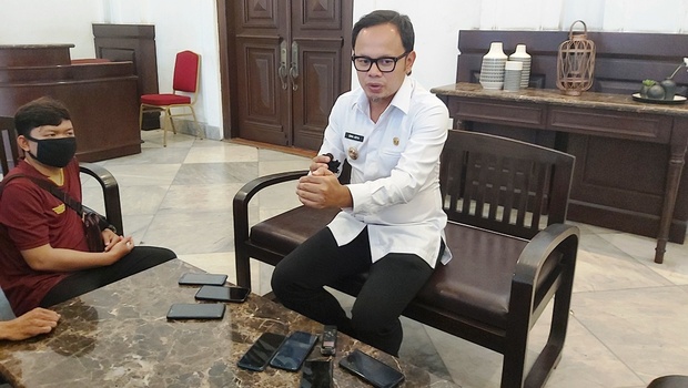 Wali Kota Bogor Bima Arya saat memberikan keterangan terkait perpanjangan masa PSBB di Balai Kota Bogor, Kamis (4/6/2020). 