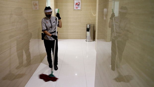 Petugas kebersihan menggunakan alat pelindung diri saat membersihkan area dalam Mall Margo City, Depok, Jawa Barat, Selasa, 9 Juni 2020.