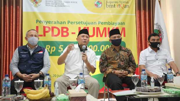 Menkop dan UKM, Teten Masduki saat berdialog dengan beberapa anggota koperasi, di Kota Bandung, , Sabtu (20/6/2020).