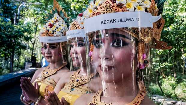 Para penari kecak di Uluwatu, Bali, selalu mengenakan alat pelindung diri saat menari di era normal baru pascapandemi Covid-19.
