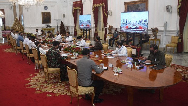 Presiden Joko Widodo (kelima kanan) memimpin rapat kabinet terbatas mengenai percepatan penanganan dampak pandemi COVID-19 di Istana Merdeka, Jakarta, Senin, 29 Juni 2020. 