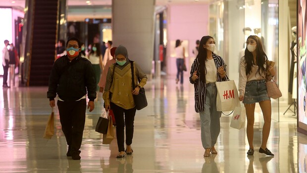 Pengunjung mall menggunakan kantong plastik ramah lingkugan saat berbelanja di sebuah pusat perbelanjaan di Jakarta Pusat, Rabu, 1 Juli 2020.