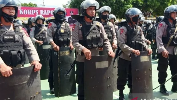Seratus personel atau Satuan Setingkat Kompi (SSK) Brimob Batalyon C dikerahkan untuk pengamanan di Desa Mompang Julu, Kabupaten Mandailing Natal, Sumatera Utara, Kamis 2 Juli 2020.