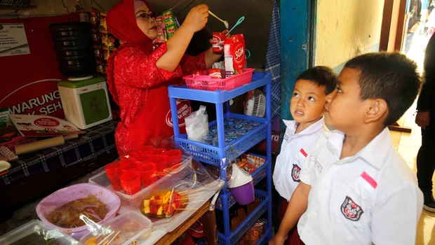 Julie Jones, Marketing Director Danone Specialized Nutrition Indonesia, berdialog dengan anak sekolah.