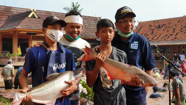 Kementerian Kelautan dan Perikanan (KKP) menyerahkan bantuan 2,76 ton ikan segar untuk masyarakat Kabupaten Purwakarta, Jawa Barat.