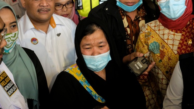 Ety Toyyib, tengah, tiba di Bandara Soekarno Hatta, Tangerang, Banten, 6 Juli 2020. Dia dibebaskan dari penjara dan vonis hukuman mati di Arab Saudi setelah membayar diyat sebesar Rp 15,5 miliar.