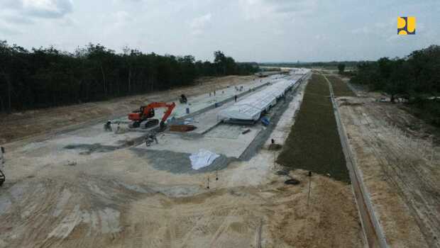 Pembangunan jalan tol Padang – Sicincin sepanjang 30,4 km saat ini telah mencapai 20,49 persen. Tol tersebut merupakan bagian dari Jalan Tol Trans Sumatera yang ditargetkan rampung dan beroperasi Desember 2021 mendatang. 