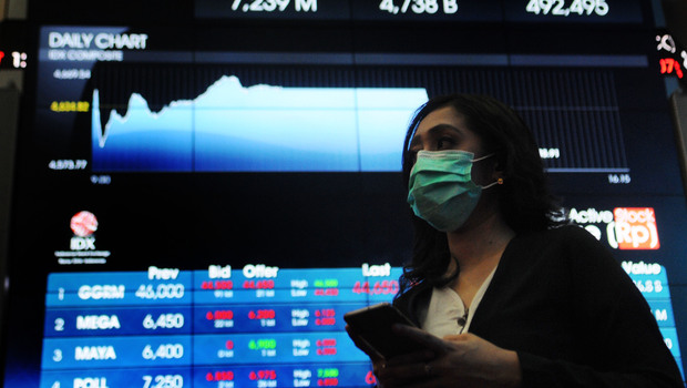 Pengunjung mengamati pergerakan saham di Bursa efek Indonesia (BEI) di Jakarta.