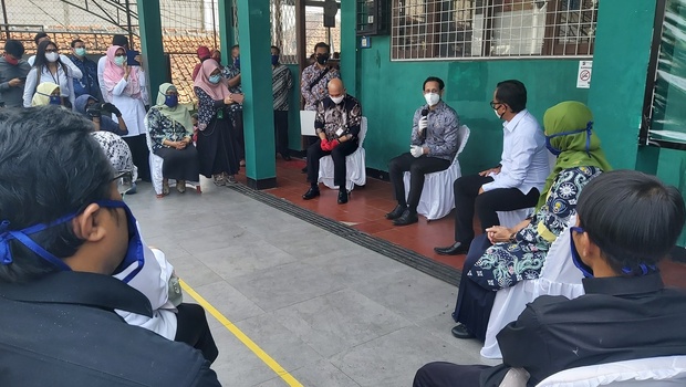 Menteri Pendidikan Nadiem Makarim didampingi Wali Kota Bogor Bima Arya saat berkunjung ke di sekolah Muhammadiyah, Kamis 30 Juli 2020.