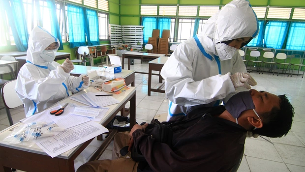 Petugas kesehatan melakukan tes usap (swab test) terhadap guru di SMUN 4 Pontianak, Kalimantan Barat, Sabtu, 1 Agustus 2020.
