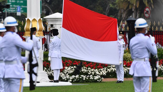 Pasukan pengibar bendera (Paskibraka) bersiap mengibarkan bendera dalam upacara detik-detik Proklamasi Kemerdekaan Republik Indonesia ke-75 di Istana Merdeka, Jakarta, Senin (17/8/2020).