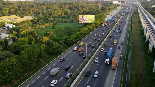 Arus lalu lintas ramai lancar di jalan tol Jagorawi, kawasan Cibubur, Jakarta Timur, Jumat (21/8/2020).