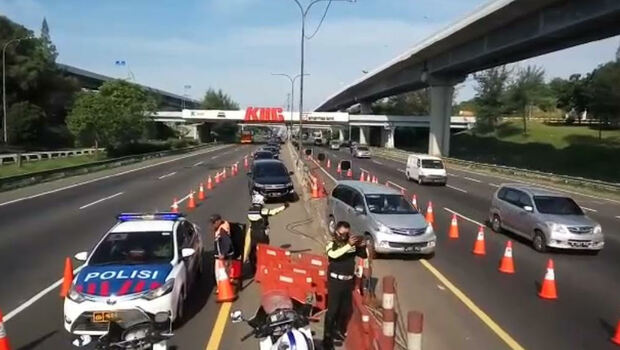 Rekayasa lalu lintas lawan arus di Tol Jakarta-Cikampek.