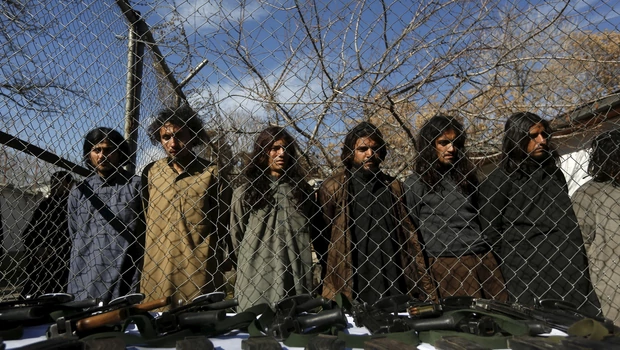 Milisi Taliban Pakistan, yang ditangkap oleh polisi perbatasan Afghanistan, berdiri selama presentasi senjata dan peralatan yang disita kepada media di Kabul, Afghanistan pada 5 Januari 2016.