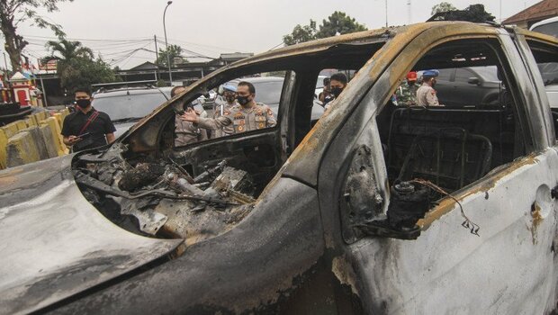 Kondisi mobil yang rusak akibat penyerangan di Polsek Ciracas, Jakarta, Sabtu (29/8/2020) dini hari.