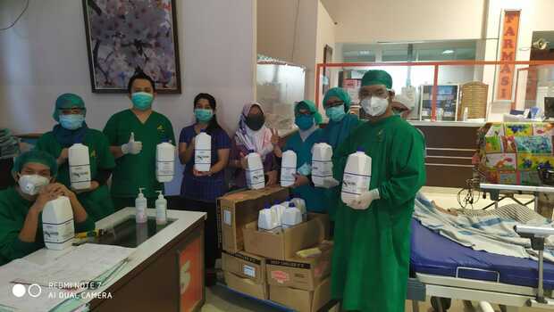 Hometown Dairy secara rutin memberikan dukungan gizi kepada 60.000 tenaga kesehatan di Indonesia.