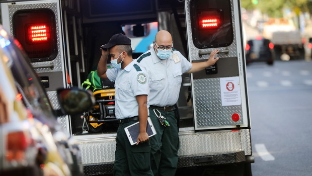 Petugas medis memuat ambulans di luar Rumah Sakit Mount Sinai di Manhattan, yang telah merawat ratusan pasien Covid-19 sejak Maret,di New York City, AS, Selasa (22/9/2020).