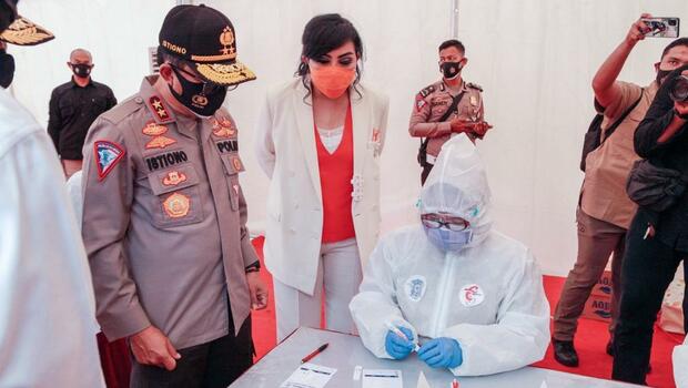 Pengusaha perempuan yang juga pimpinan PT Indo Cakra Abadi, Maya Miranda Ambarsari, memberikan donasi berupa alat rapid test dengan merek dagang Cakra Covid-19 kepada Korlantas Polri.